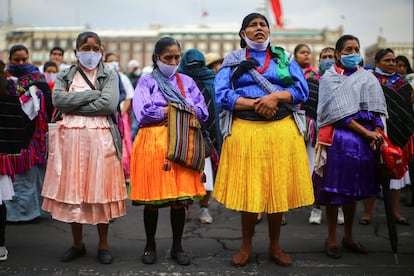 Mujeres indígenas protestan frente a Palacio Nacional, en mayo de 2020.