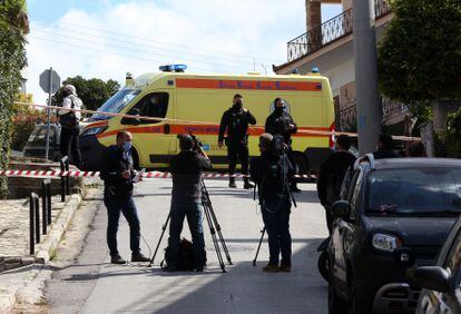 La policía vigiliaba la escena del crimen, este viernes en Atenas.