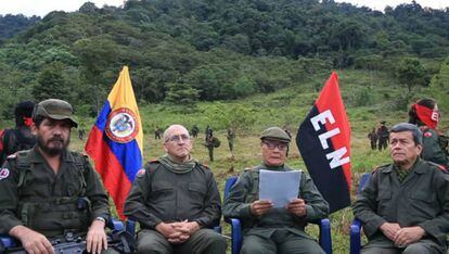 El líder del ELN, Nicolás Rodríguez Bautista, alias 'Gabino', junto a otros miembros de la guerrilla.