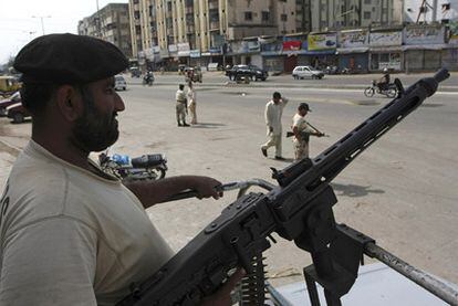 Soldados paquistaníes hacen guardia en una avenida de Karachi.