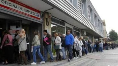 Desempleados ante una oficina de empleo.