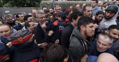 Agentes de los Mossos d'Esquadra intentan acceder al centro donde tenía previsto votar el vicepresidente de la Generalitat de Cataluña, Oriol Junqueras, el pasado día 1.