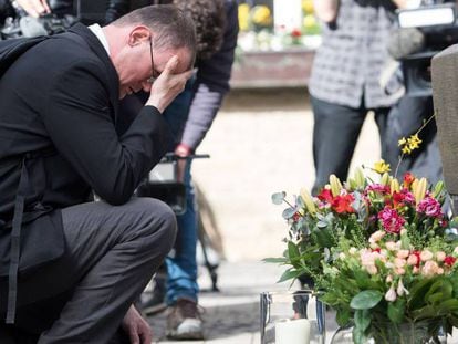 Un hombre muestra sus condolencias en el lugar en el que dos persoans murieron en Münster arrolladas por una furgoneta.