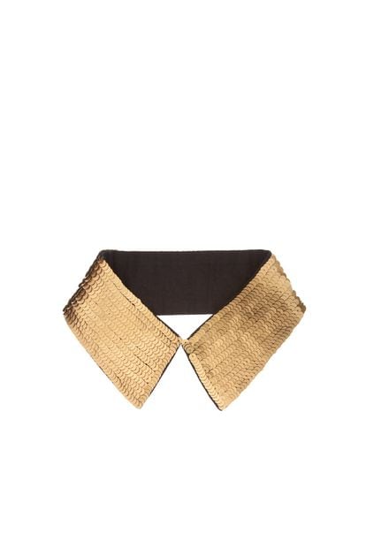 Para un look de fiesta puedes optar por este cuello de lentejuelas doradas. Lo puedes comprar en Asos por 21 euros aprox.
