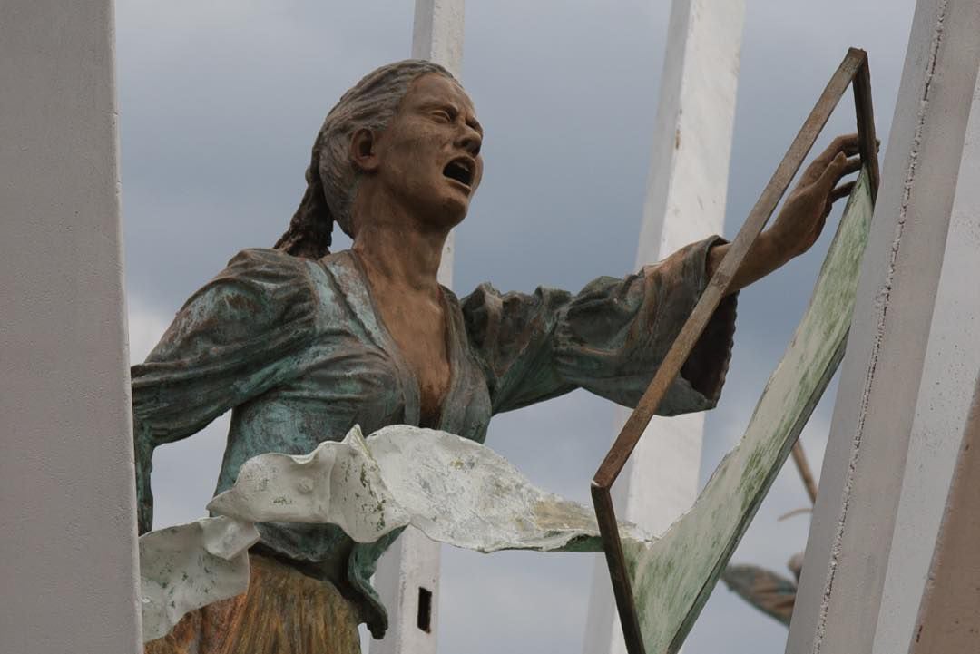 Estatua de Manuela Beltrán rompiendo el edicto en el Parque Nacional del Chicamocha, en Santander (Colombia)