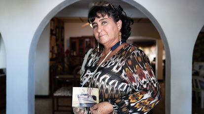 Sandra sostiene una foto del barco en el que se desapareció su esposo. La Paz, Cesar, el 12 de enero de 2023.
