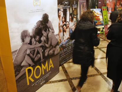 Entrada de los cines Verdi, en Madrid, donde se proyecta 'Roma'. En vídeo, el tráiler de la película.