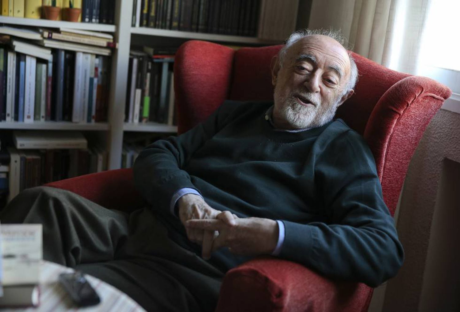 Carlos García Gual, durante la entrevista, en su casa de Madrid.