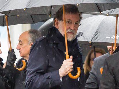 Mariano Rajoy durante el funeral de su hermana Mercedes celebrado este lunes en Pontevedra. 