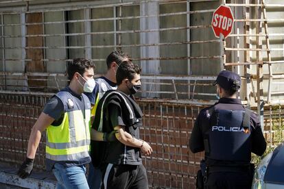 Uno de los arrestados, presunto miembro de una organización dedicada al tráfico de drogas en el barrio de la UVA del distrito madrileño de Hortaleza.