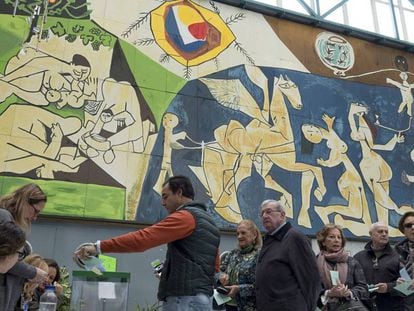 Varias personas hacen cola en un colegio de Sevilla. En vídeo, los resultados y las reacciones de los líderes políticos andaluces.