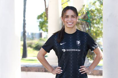 La futbolista mexicana Scarlett Camberos posa para un retrato con la camiseta de Angel City FC.