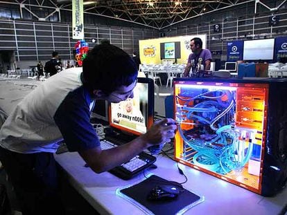 Participantes en la última Campus Party instalan sus ordemadores en el recinto de la Feria de Valencia.