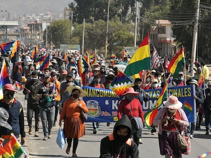 Cientos de manifestantes protestan contra el nuevo aplazamiento de las elecciones bolivianas, el martes 4 de agosto en Sacaba.