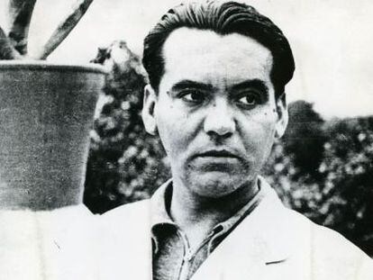 García Lorca en la Huerta de San Vicente, Granada (1935).