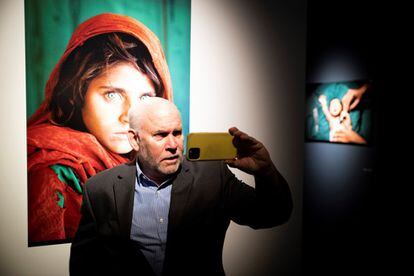 
El fotógrafo Steve McCurry presenta Icons, una retrospectiva de su carrera que podrá verse en el Colegio Oficial de Arquitectos en Madrid hasta el próximo 13 de febrero de 2022. En la imagen, su retrato de la niña afgana Sharbat Gula.