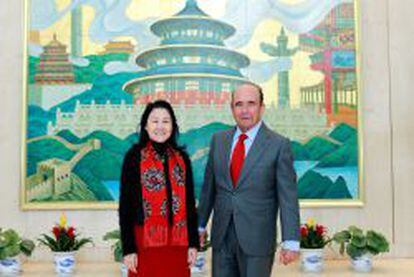 Emilio Bot&iacute;n con la presidenta del Bank of Beijing, Yan Xiaoyan, tras una reuni&oacute;n que tuvieron el mes pasado