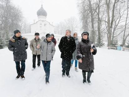 Grigori Yavlinski, el primer hombre por la derecha, en el pueblo de Gdov junto con Lev Schlossberg (a su lado), a finales de enero.