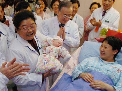 Las autoridades visitan en un hospital de Pek&iacute;n al ni&ntilde;o considerado el habitante 1.300 millones de China, en 2012.