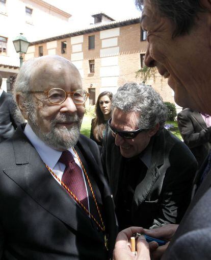 El cantante Miguel Ríos (c) junto a Caballero Bonald tras recibir el Premio Cervantes 2012.