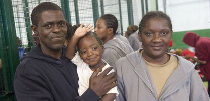 Mboca, su mujer y su hija en el polideportivo de Tarifa, este miércoles.