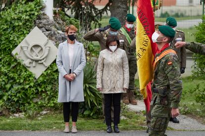 La presidenta del Gobierno de Navarra, María Chivite, y la ministra de Defensa, Margarita Robles, durante el homenaje al cabo fallecido del Regimiento de Infantería América 66.
