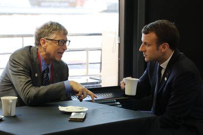  El presidente de Francia Emmanuel Macron (R) y el empresario y filántropo estadounidense Bill Gates hablan durante el trayecto en el barco 'Mirage' que lleva a los jefes de estado a One Planet Summit.