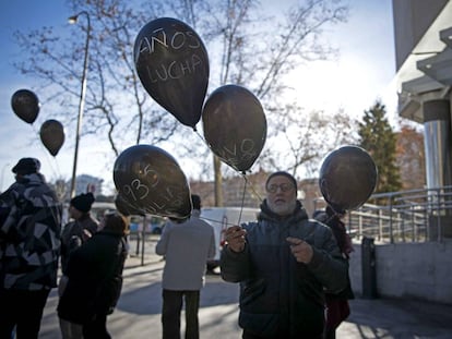 Concentración frente a los juzgados de Plaza de Castilla, de Madrid, de afectados por la venta de pisos de protección oficial del IVIMA a un fondo buitre.