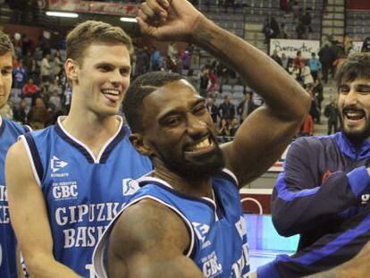 Los jugadores del Gipuzkoa Basket celebran este s&aacute;bado su primera victoria de la temporada ante el Morabanc Andorra.