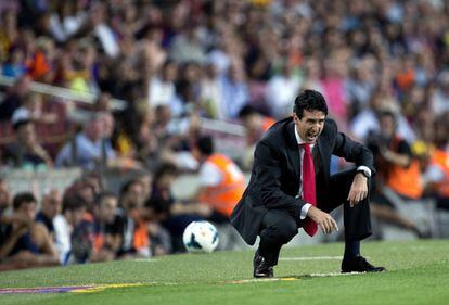 El entrenador del Sevilla, Unai Emery, observa el duelo desde la banda.