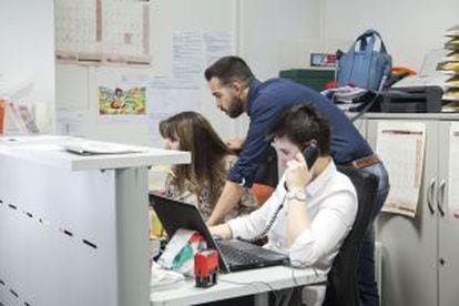 Tres miembros de C's en la sede del partido en Barcelona.