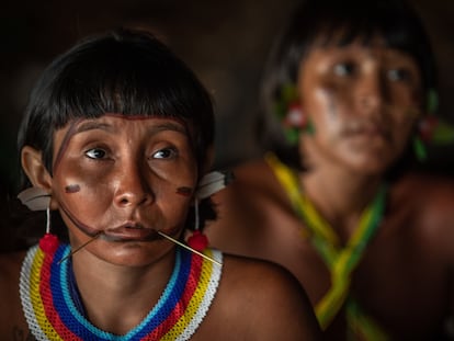 Dos mujeres de las comunidades Yanomami y Ye'kuana, durante un encuentro de líderes indígenas en noviembre de 2019.