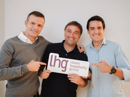 Jon Uriarte, cofundador y presidente de Líbere, junto a Mikel Rodríguez y Antón de la Rica, co-CEO de la empresa.