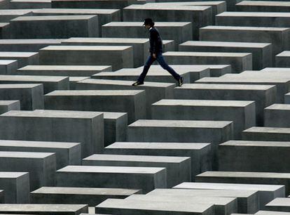 Un joven salta entre los bloques de hormigón que forman el monumento al Holocausto, en Berlín.
Idith Zertal.