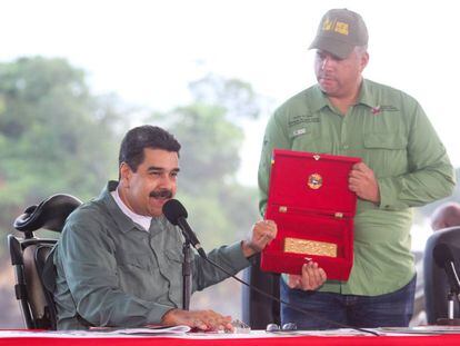 El presidente venezolano, Nicol&aacute;s Maduro, muestra un lingote de oro durante un acto. 