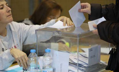 Una persona vota al Pavelló Municipal de Palau, a Girona, durant les eleccions del 21-D.