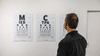 Tablas optométricas de la artista Anastasia Vladychkina, expuestas en la muestra 'Lavado de cerebro'.