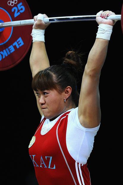 Levantamiento de peso con moño en alto de mano de la kazaja Maiya Maneza.