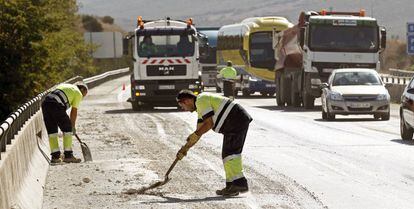 Un equipo de conservación de carreteras actúa tras un accidente en Navarra.