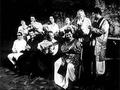 Pepe Habichuela, en el centro, con la orquesta india los Bollywood Strings.