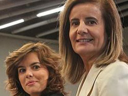La vicepresidenta del Gobierno, Soraya Sáenz de Santamaría, y la ministra de Empleo, Fátima Báñez, el viernes, tras el Consejo de Ministros.