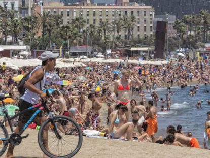 Turistes a la platja de Barcelona.