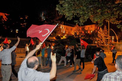 Partidarios del presidente turco Tayyip Erdogan intentan detener un tanque junto al edficio del Parlamento turco. 