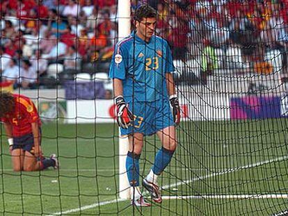 Casillas se dirige a recoger el balón, tras el gol de Grecia, con Puyol, al fondo, desolado.