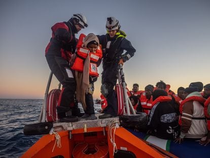 El barco de la ONG Sea Watch rescata en Nochebuena a 118 migrantes que se encontraban en dos barcazas en el Mediterráneo central.
