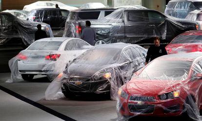 Varios coches de Chevrolet, protegidos con una funda de plástico en Detroit.