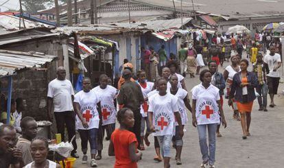 Trabajadores de la Cruz Roja, en Monrovia, Liberia.