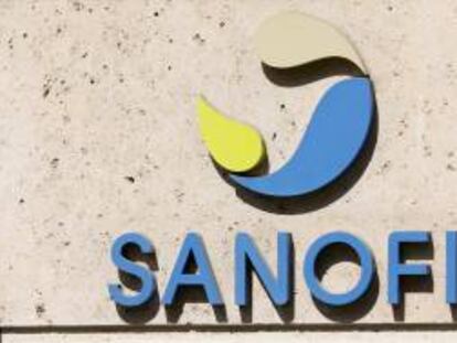 Logo de Sanofi en su edificio en París, Francia.