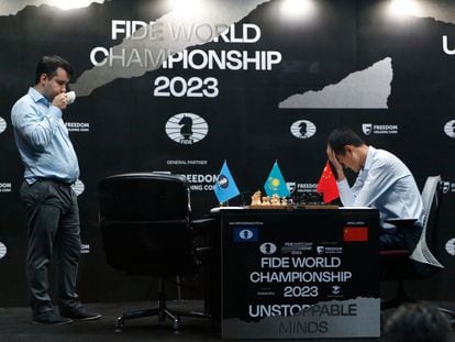 Liren Ding, emocionado tras vencer a Ian Niepómniashi después de ganar el Mundial de Ajedrez, en Astaná este domingo.
