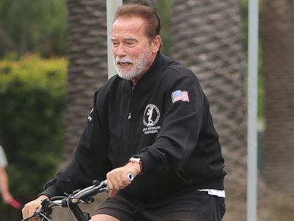 Arnold Schwarzenegger, en bicicleta por Santa Mónica.